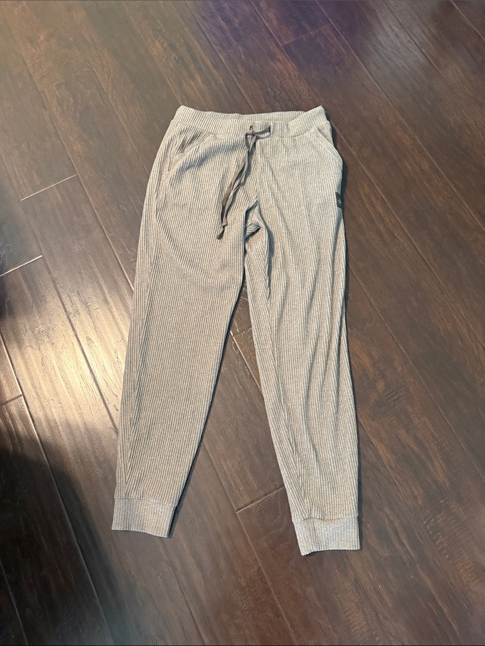 ALO Yoga Men's Light Gray Ribbed Joggers
